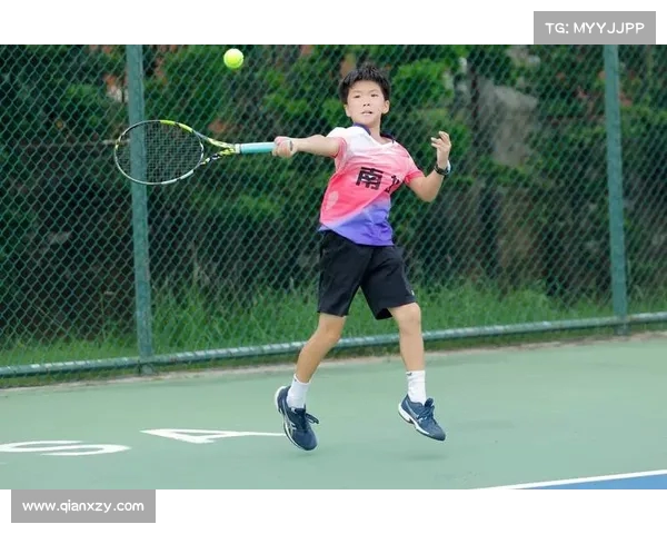 网球赛场观众热情高涨 专注赛事激烈对决共同见证精彩瞬间